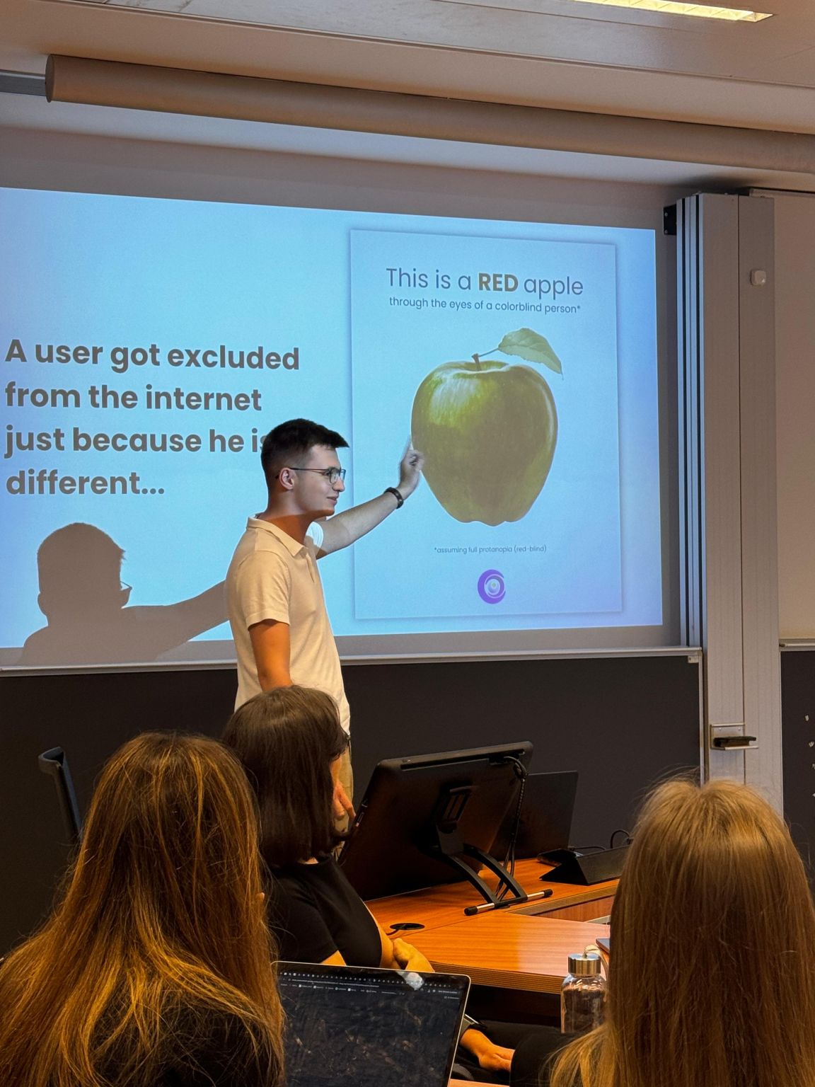 Leonardo Zmajshek presenting a slide about color blindness and accessibility during an Esade lecture.