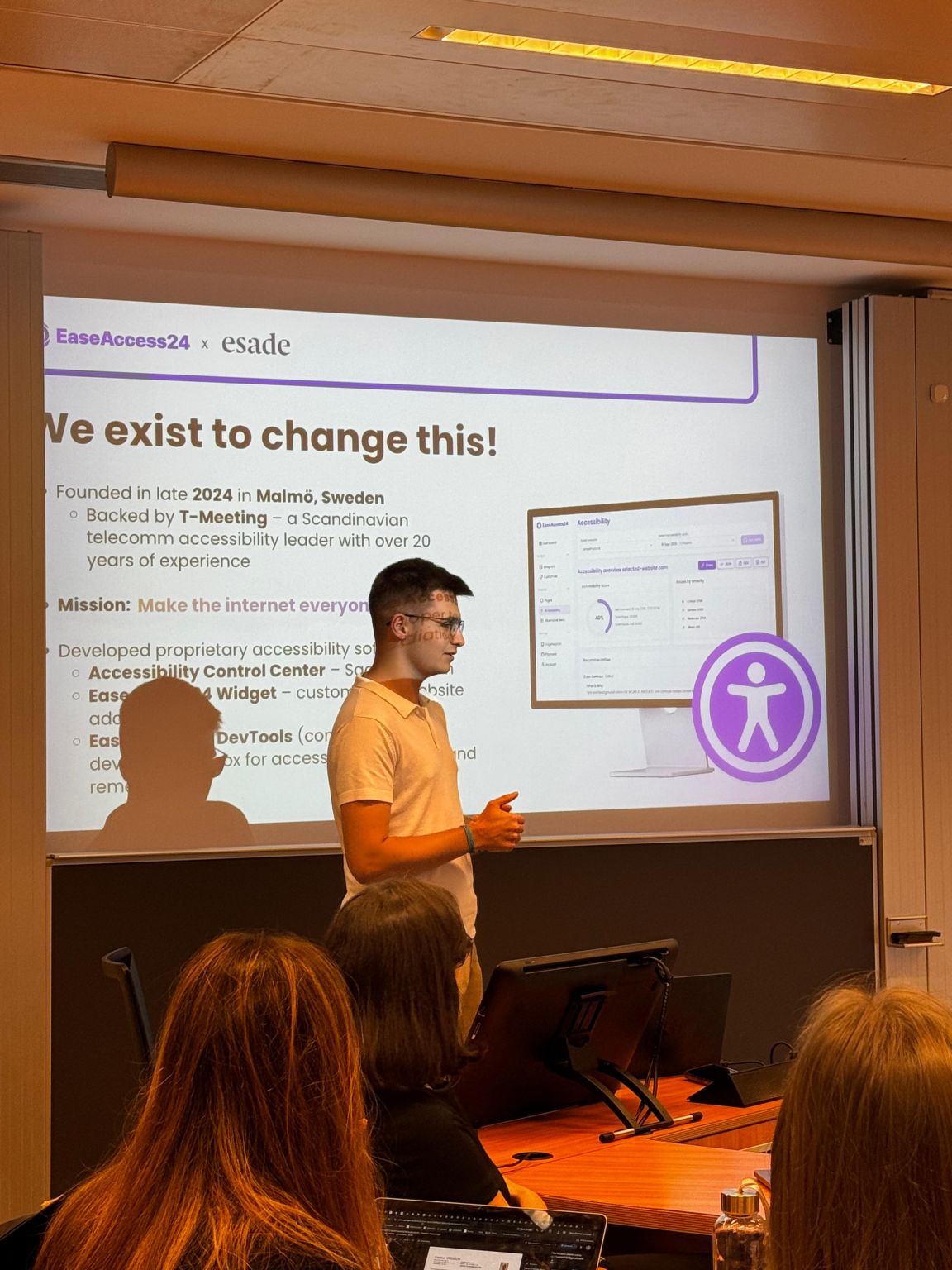 Leonardo Zmajshek presenting EaseAccess24 and its accessibility tools to Esade students.