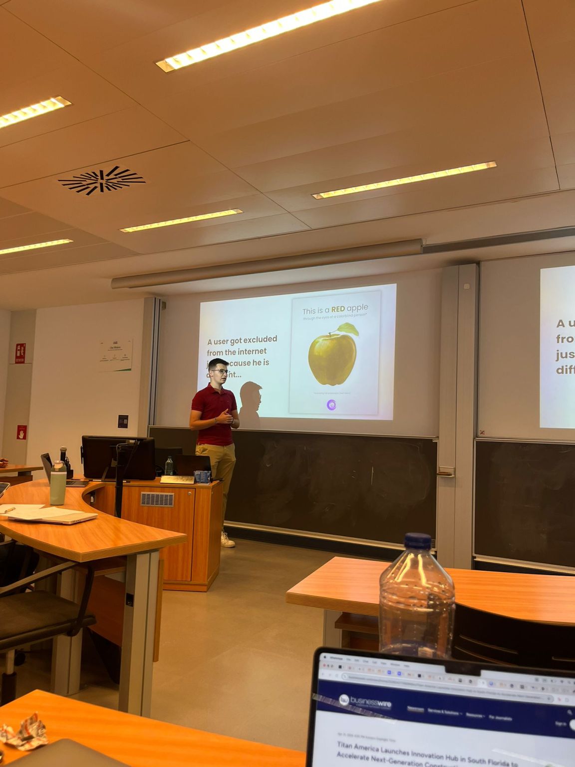 Wide classroom view of the Esade lecture on digital accessibility and content marketing.
